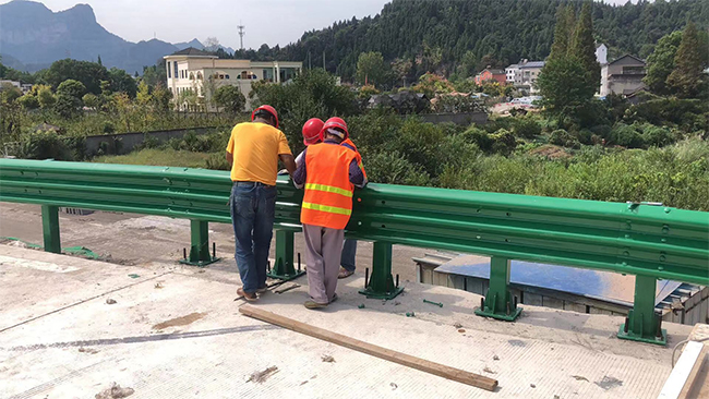 上海高速公路护栏板的维护确保道路安全的关键环节