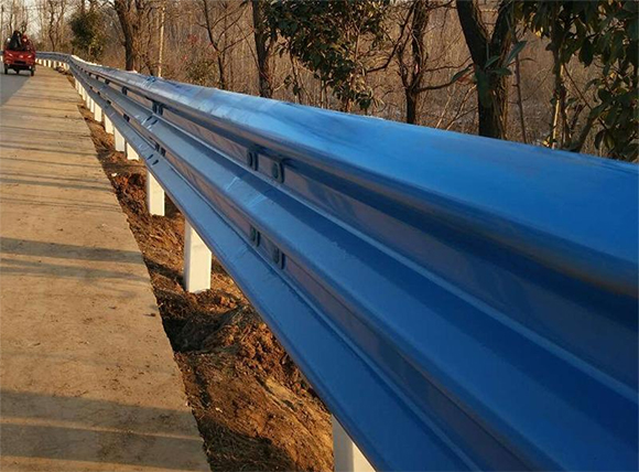 上海公路波形护栏板的优点